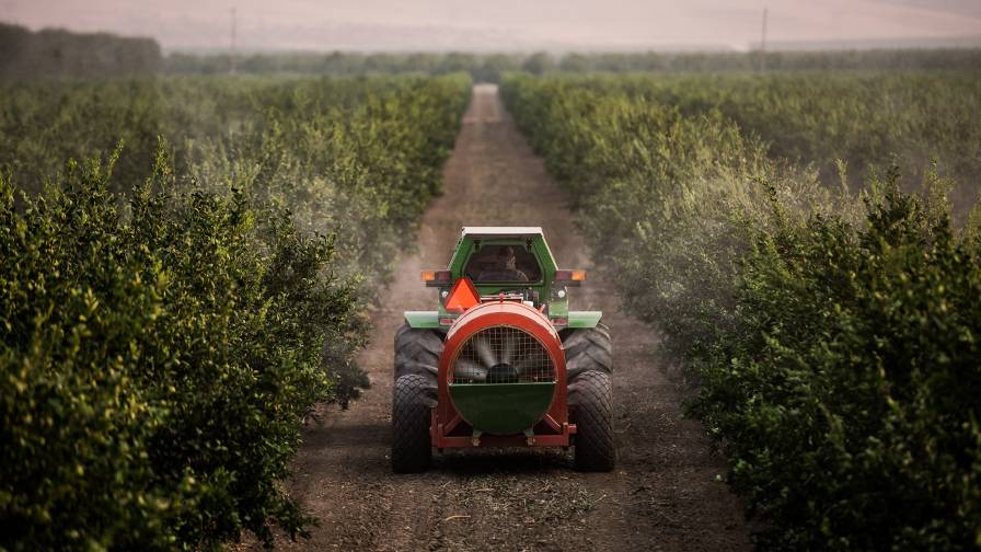 Smart Apply helps growers reduce
chemical use, airborne drift and run off.